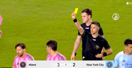 賽后染黃！梅西不滿判罰找裁判抱怨，主裁向梅西出示黃牌