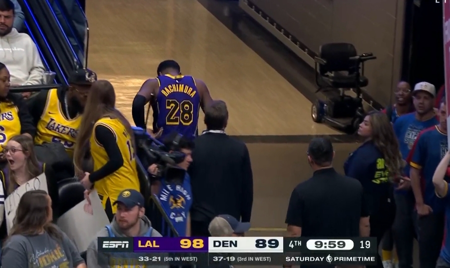 有點(diǎn)岔氣！八村塁防守被戈登肘部頂了一下 回到更衣室了