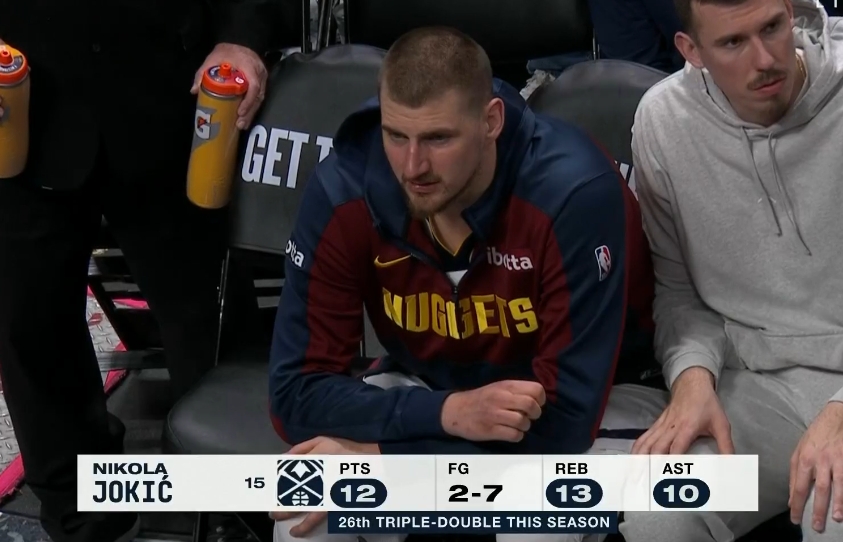 想不通嗎？落后湖人快30分 約基奇在場(chǎng)下發(fā)呆好久