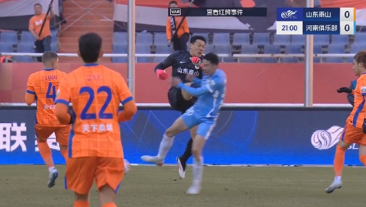 新賽季首張直紅！王大雷出擊踢倒劉鑫瑜，VAR介入后改判直紅