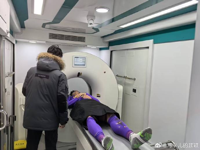 補(bǔ)時(shí)階段頭部被撞，天津記者：目前謝維軍正在醫(yī)院接受檢查