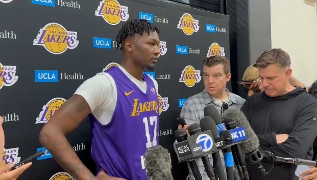 正負(fù)值隊(duì)內(nèi)第一！芬尼-史密斯打趣：當(dāng)投不進(jìn)球時你就會關(guān)注這個