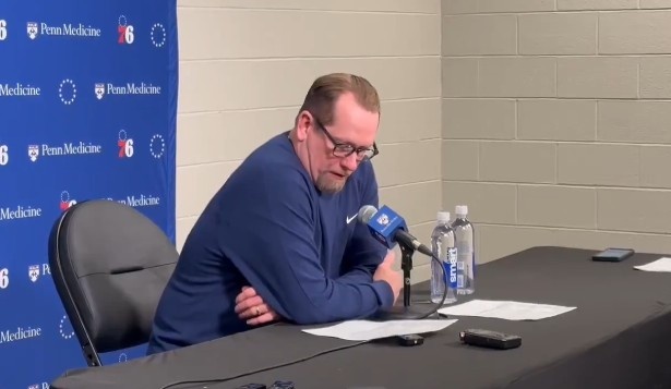 精氣神沒了！納斯賽后采訪一直搖頭 并多次強調球隊需要更加職業(yè)