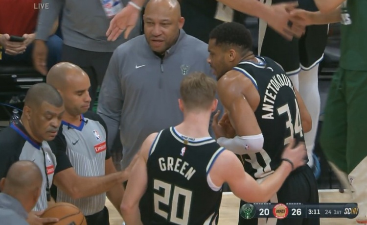 很不滿！字母哥和杰夫-格林籃下卡位倒地被吹犯規(guī) 向裁判抱怨