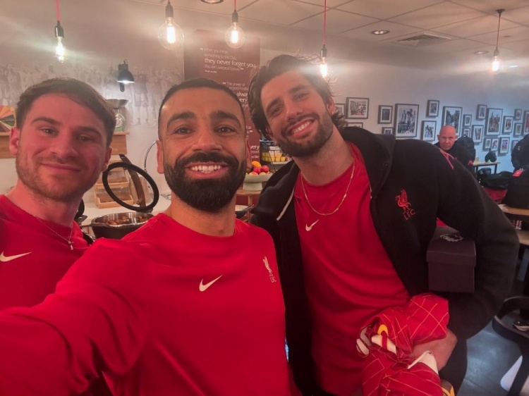 兩位進(jìn)球功臣！薩拉赫社媒曬出與索博&麥卡的合照