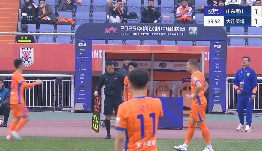 多打一人加強(qiáng)進(jìn)攻！泰山第34分鐘換人，謝文能換下彭欣力