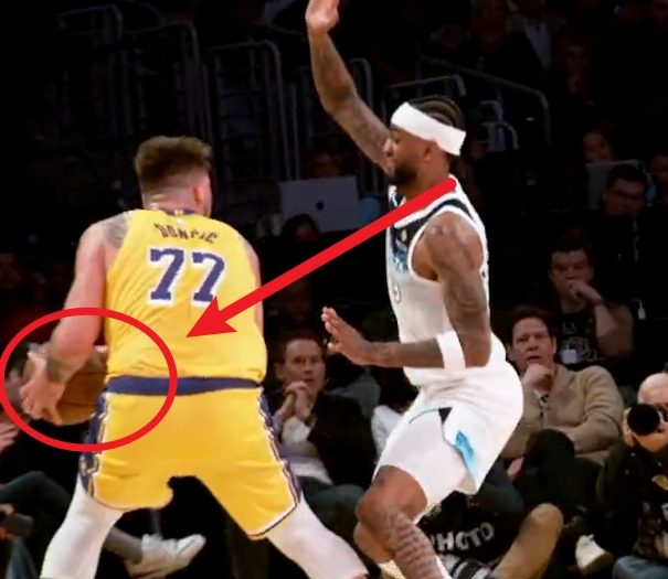 細(xì)節(jié)！東契奇壓哨出手前甚至還搓了一下球！沃克幾乎打到他的左手