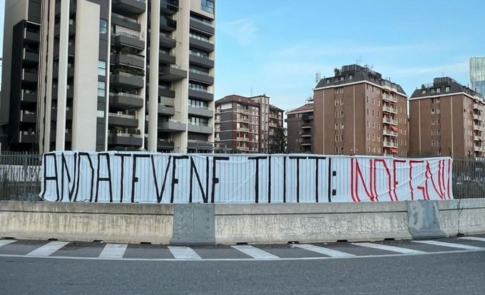 歐冠出局&意甲僅第8！球迷在米蘭總部拉橫幅：離開(kāi)吧，你們都不配