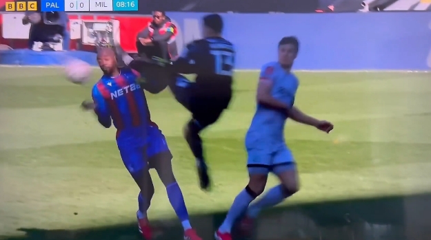 殺人足球！馬特塔被門將“飛毛腿”踢中頭部，奧利弗起初未判犯規(guī)