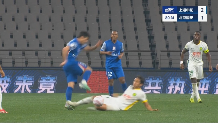 暴力飛鏟！張?jiān)戳列罪w鏟特謝拉，裁判直紅改判黃牌他仍被罰下