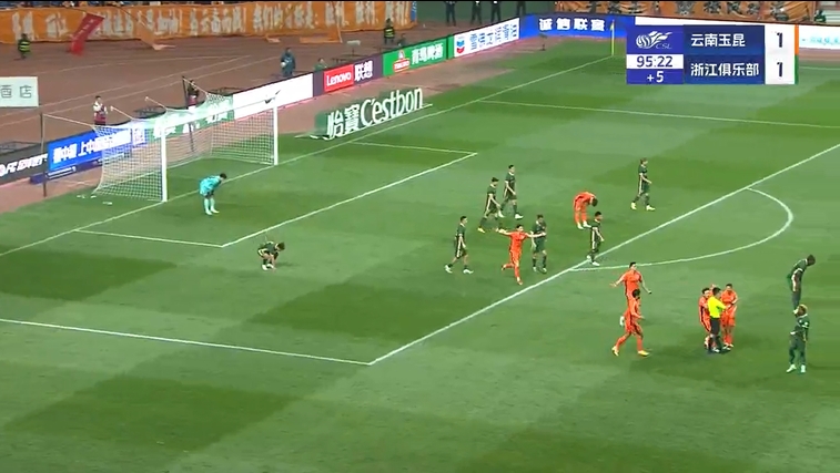 主裁不給前場(chǎng)球直接吹終場(chǎng)哨，云南玉昆多人圍堵抗議&葉楚貴染黃