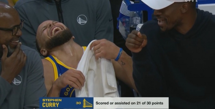 挑大梁！首節(jié)庫里12分4助 全隊30分中21分和他直接有關(guān)