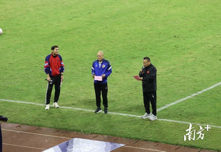 王惠良、池明華、謝育新三位名宿現(xiàn)身球場，為梅州客家加油助威