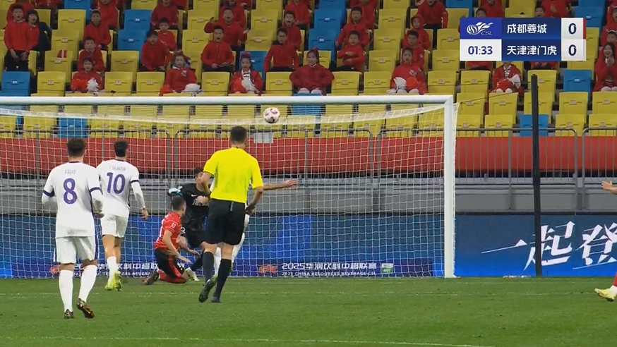 來(lái)勢(shì)洶洶！周定洋開(kāi)場(chǎng)2分鐘門(mén)前墊射，可惜皮球打在橫梁彈出