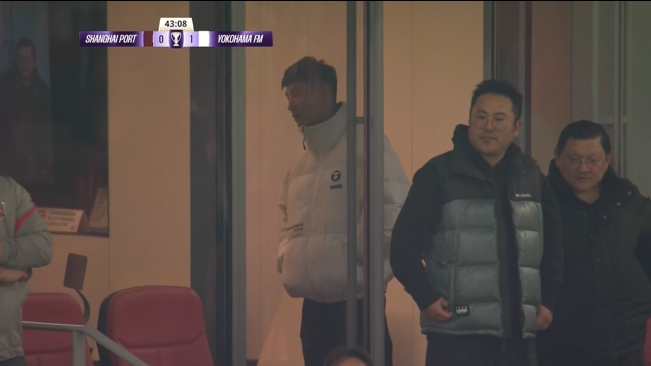 現(xiàn)場支持球隊(duì)，武磊一身休閑裝現(xiàn)身海港看臺(tái)觀戰(zhàn)亞冠