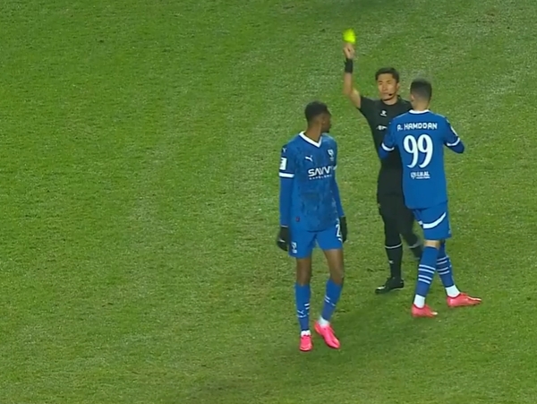 怒出黃牌拉都拉不住！馬寧疑似遭新月球員嘲諷，其補(bǔ)時判罰引爭議