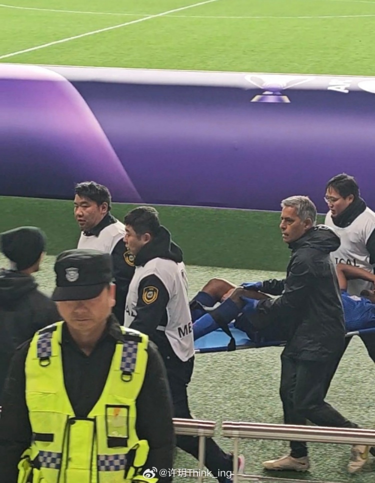 媒體人：非常不妙！離場時醫(yī)療主管羅賓用手扶著阿馬杜左膝