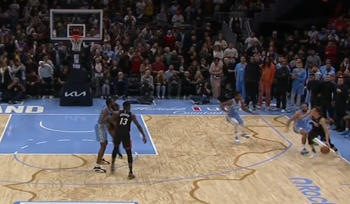 功虧一簣！鄧羅接球橫帶一步直接拔起三分命中 但無效&先踩線啦！