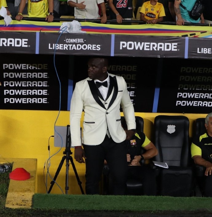 優(yōu)雅！“巴塞羅那”主帥卡斯蒂略一身盛裝，爆冷3-0大勝科林蒂安