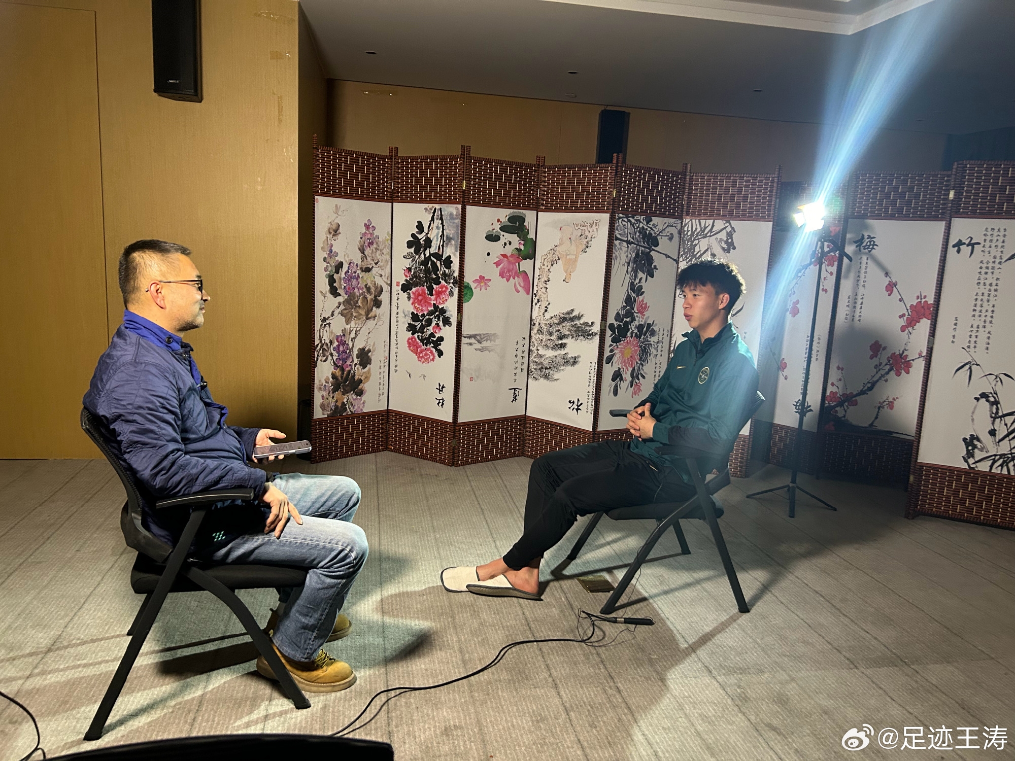 記者：王鈺棟視韋世豪為偶像&想加他微信，現(xiàn)進了國足不知加到?jīng)]