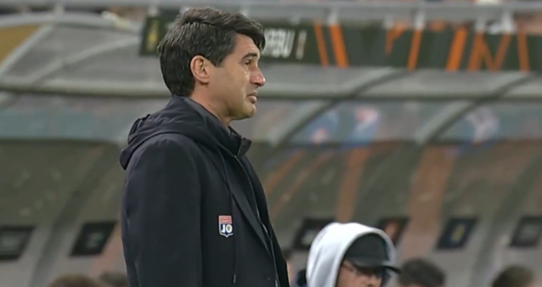 禁賽9個(gè)月！里昂進(jìn)球后豐塞卡被眾將擁抱，忍不住當(dāng)場哭了