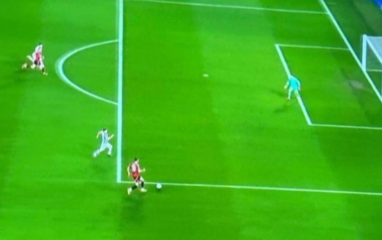 絕佳機(jī)會未傳球！霍伊倫比賽中向達(dá)洛特表達(dá)不滿，對方擊掌致歉