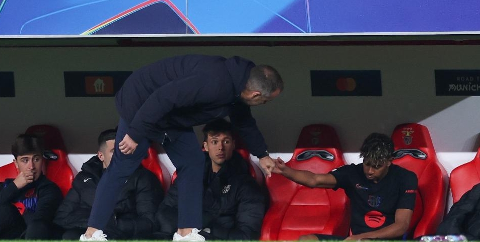 提前被換下！每體：亞馬爾下場(chǎng)后感到沮喪，弗里克上前交談&鼓勵(lì)