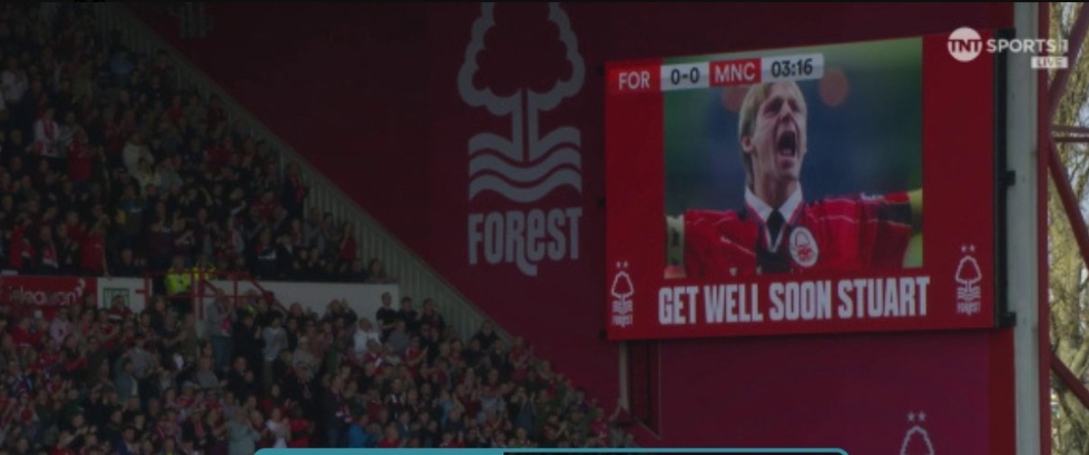 森林vs曼城賽中球迷鼓掌一分鐘，向因健康問題入院的皮爾斯送祝福