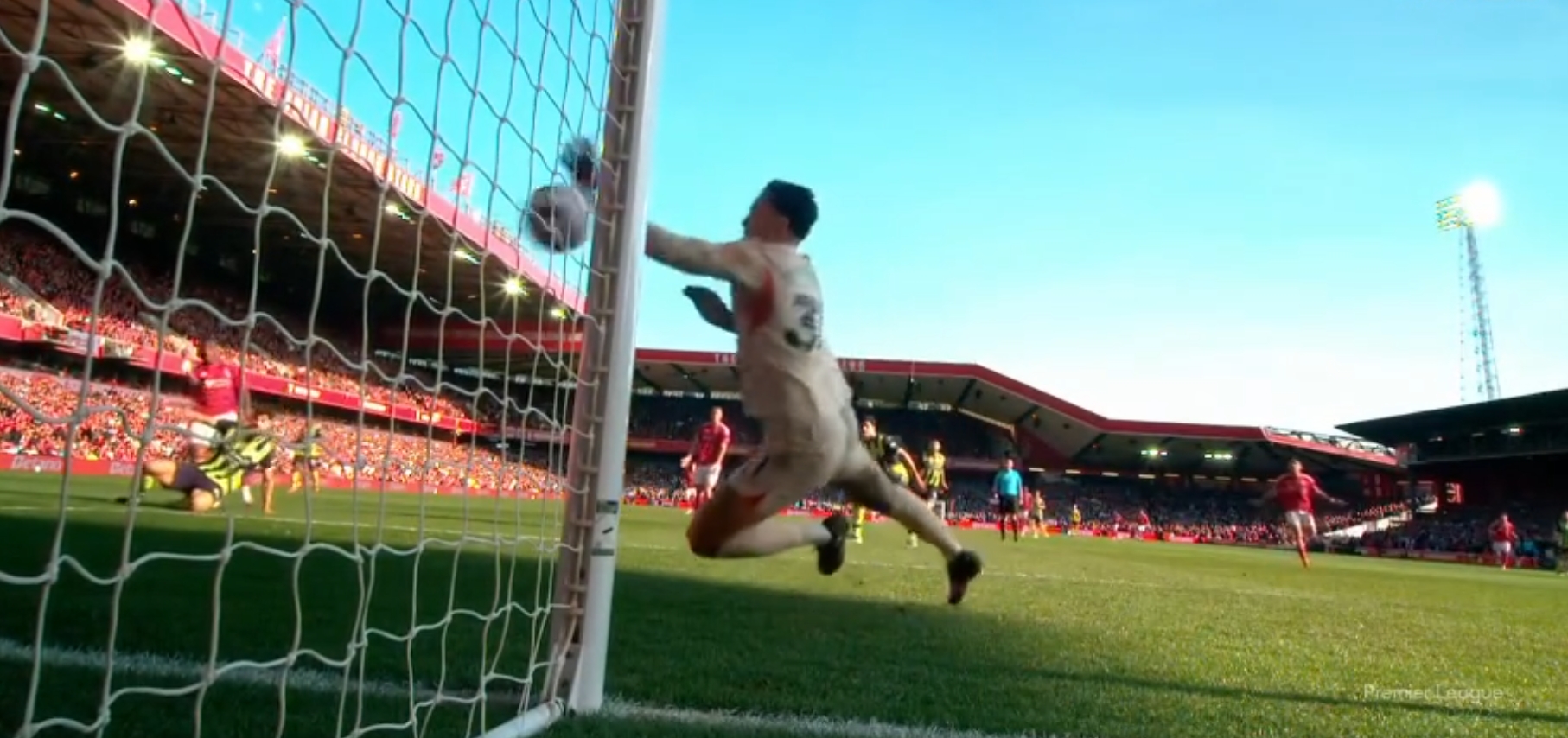 這...埃德森沒封住球門近角，奧多伊的射門從他手掌下方竄進(jìn)球門