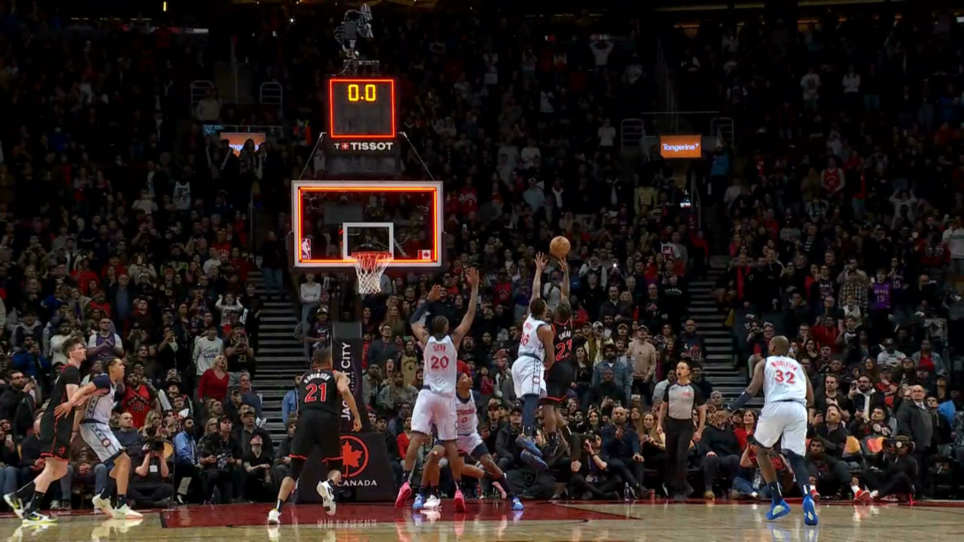 本來都在慶祝了！謝德舍身殺入內(nèi)線絕殺上籃打進(jìn) 但回放確認(rèn)超時