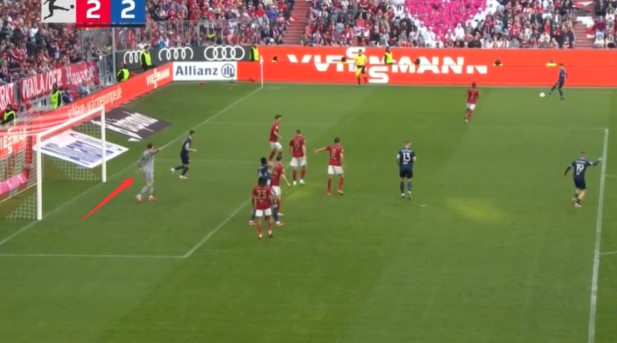 小孩哥心里苦！丟球前烏爾比希指出防守隱患，無人協(xié)防&博伊冒頂