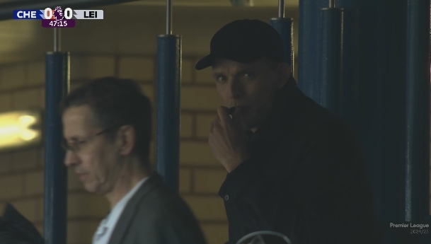 吃啥呢？圖赫爾觀戰(zhàn)老東家切爾西比賽，邊看邊從兜里掏零食