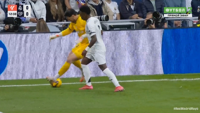 太夸張了吧！巴列卡諾門將想過維尼修斯，兩人角旗區(qū)PK了30秒！