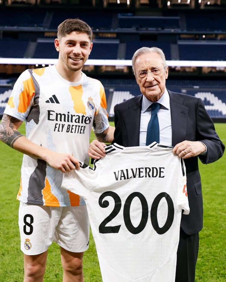 巴爾韋德代表皇馬出戰(zhàn)200場西甲，賽后獲贈紀(jì)念球衣