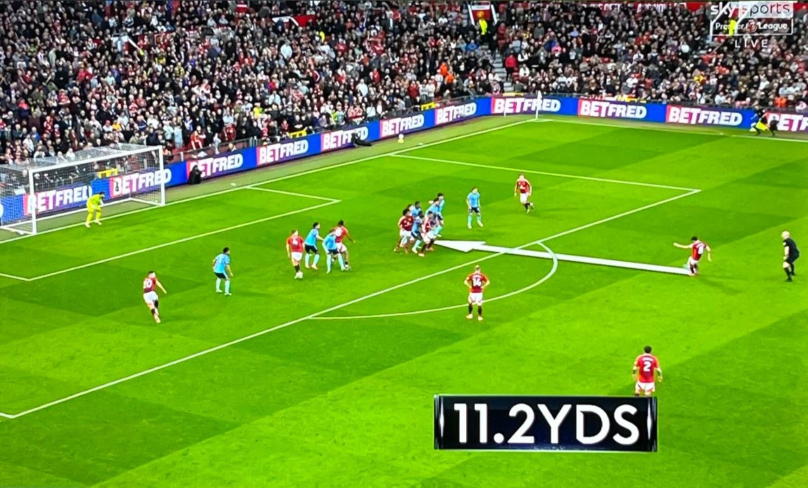 人墻失誤？轉(zhuǎn)播顯示B費(fèi)任意球距槍手人墻11.2碼，規(guī)則僅要求10碼