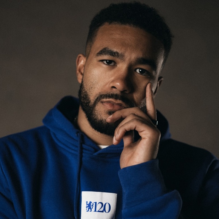 切爾西發(fā)布120周年紀(jì)念系列商品，包括T恤、連帽衫、夾克以及配飾