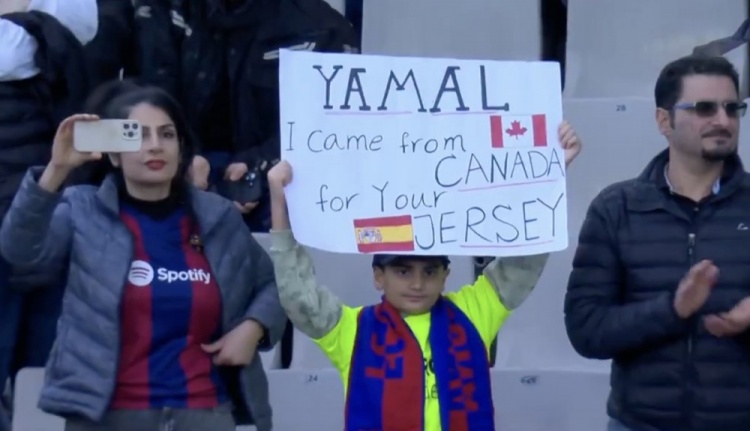 遠渡重洋！現(xiàn)場小球迷手舉橫幅：我來自加拿大，想要亞馬爾的球衣