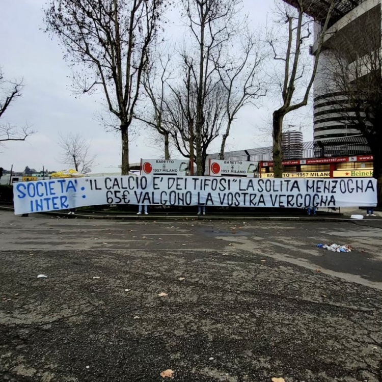 票價上漲&現(xiàn)場球迷顯著減少，國米死忠拉橫幅：65歐票價太可恥！