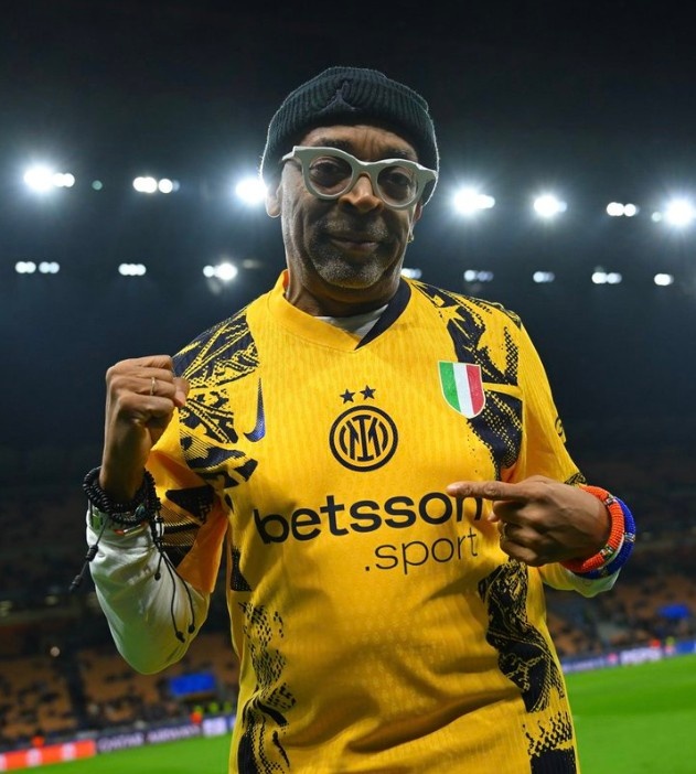 原來是內(nèi)拉！名導(dǎo)斯派克-李現(xiàn)場觀戰(zhàn)國米VS費耶諾德