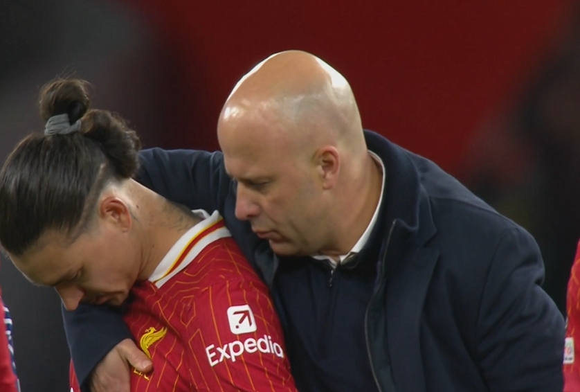 失落！努涅斯點球戰(zhàn)罰失，賽后斯洛特、貢薩洛上前安慰