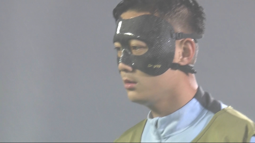 此前未佩戴！蔣圣龍亞冠賽前熱身戴上面具，曾在月初比賽面部受傷