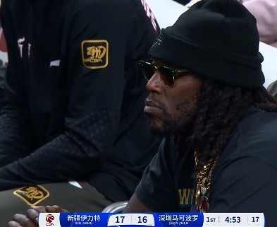 哦呦？你來了！新疆新外援哈雷爾場邊觀戰(zhàn)新疆主場vs深圳的比賽