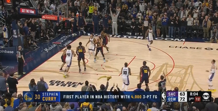 好隊(duì)友！庫里4000記三分 波杰姆張開雙臂與TJD等人久久不肯坐下~