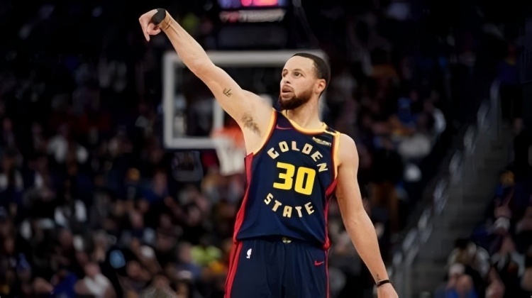 庫里，37歲，4000三分記錄之夜·雄鹿巨陣壓湖人