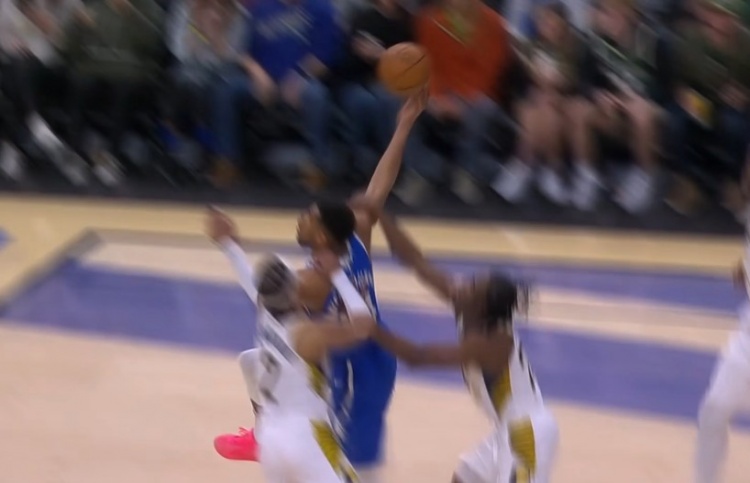 危險動作！字母哥上籃被內(nèi)史密斯反向猛拉胳膊 裁判吹一級惡犯