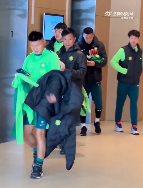 博主：張?jiān)闯霈F(xiàn)在國(guó)安駐地仍步履蹣跚，韓佳奇、吳少聰參加訓(xùn)練