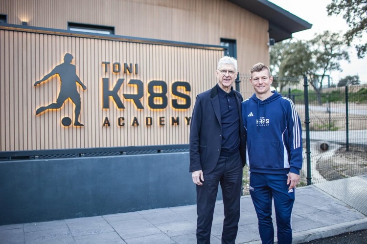 溫格造訪克羅斯青訓(xùn)營并頒發(fā)FIFA最佳陣容獎杯，克羅斯發(fā)文致謝