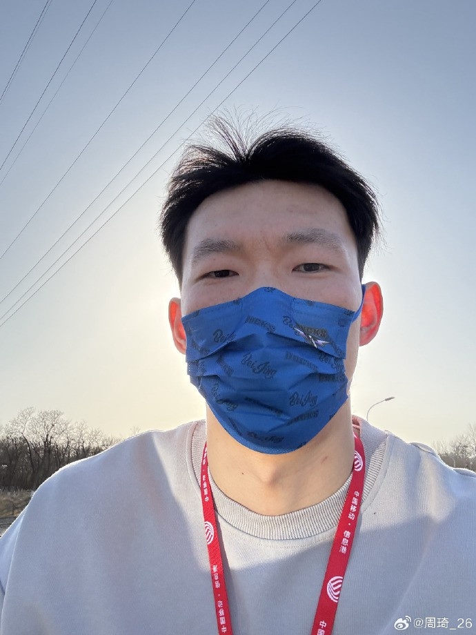 悠閑！周琦騎京牌電動(dòng)車出行：太陽出來了 開京牌兜兜風(fēng)！