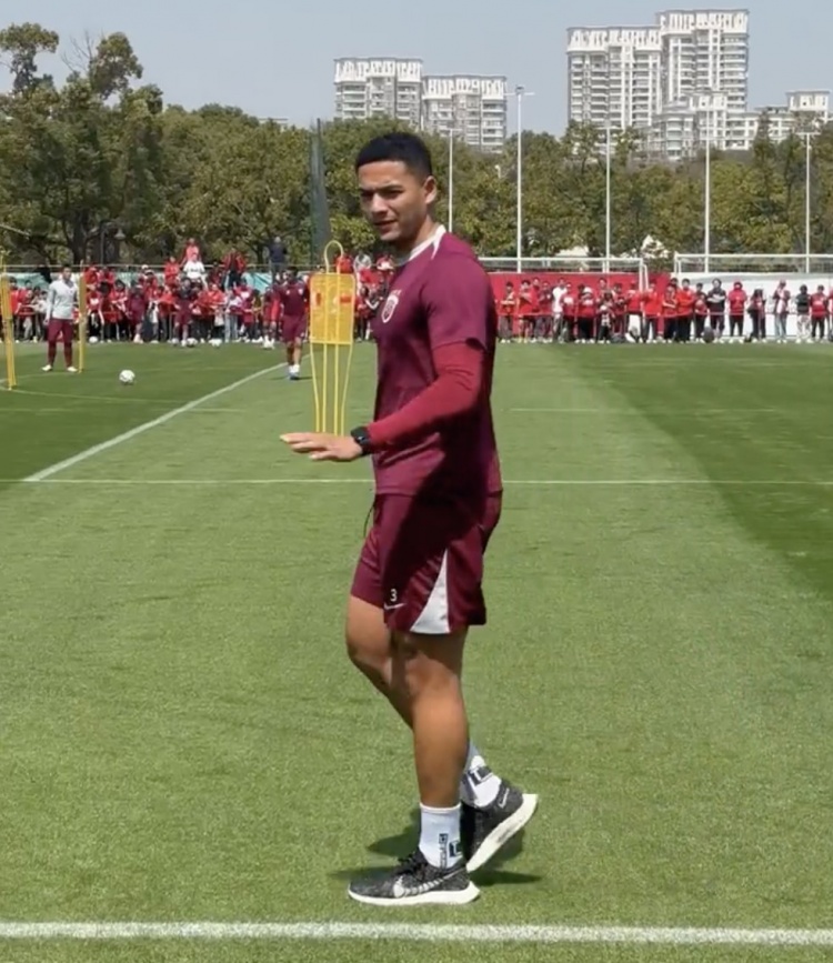 跟隊記者曬海港訓(xùn)練：武磊、蔣光太接受治療 馮勁、徐新慢跑恢復(fù)