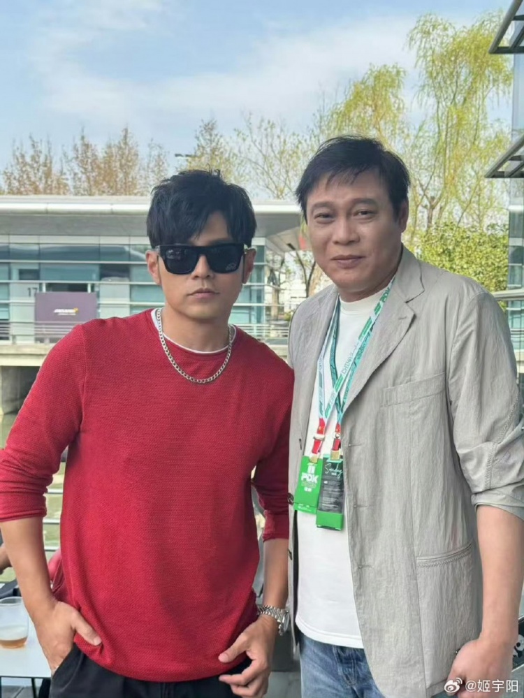 上海觀戰(zhàn)F1！記者曬范志毅與周杰倫合影照